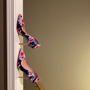 Kate Spade navy floral pumps